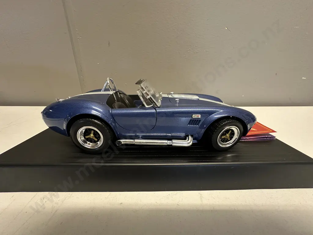 Road Legends 1:18 Diecast 1964 Shelby Cobra 427 S/C Blue / White, Glass Case Image 1++