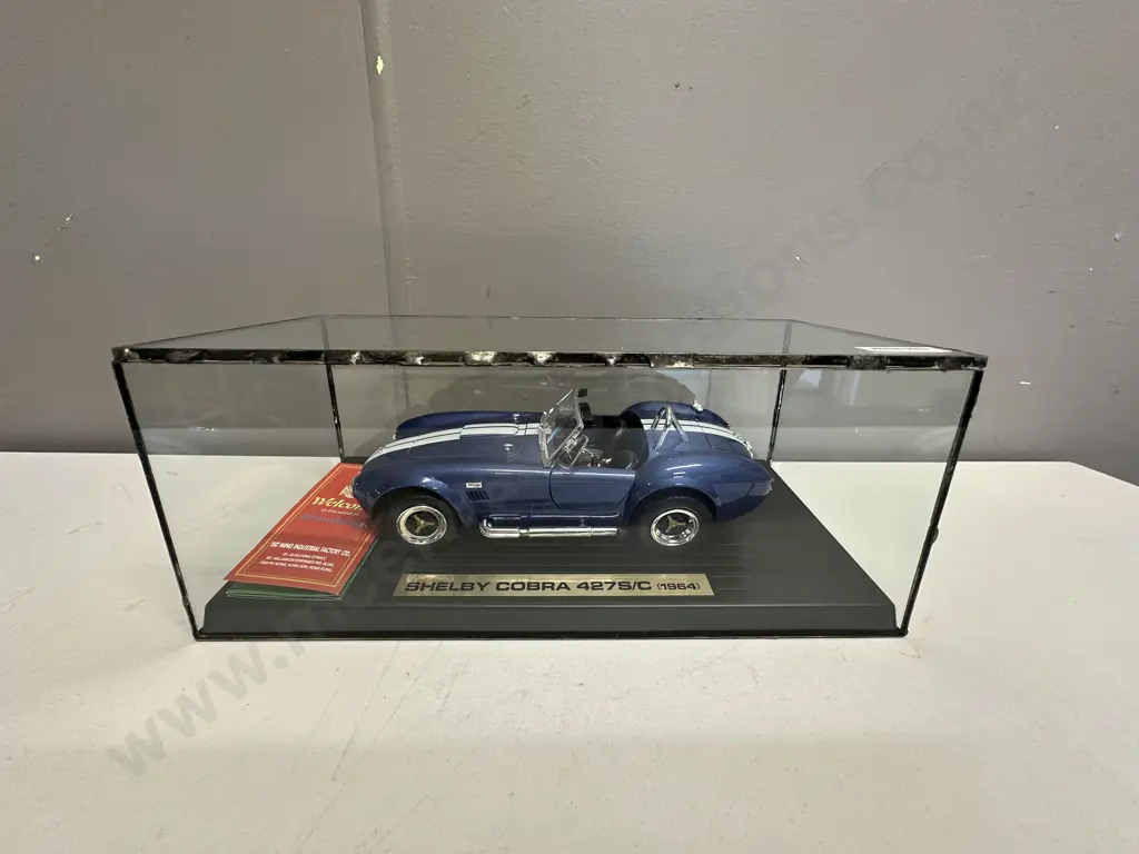 Road Legends 1:18 Diecast 1964 Shelby Cobra 427 S/C Blue / White, Glass Case Image 1++
