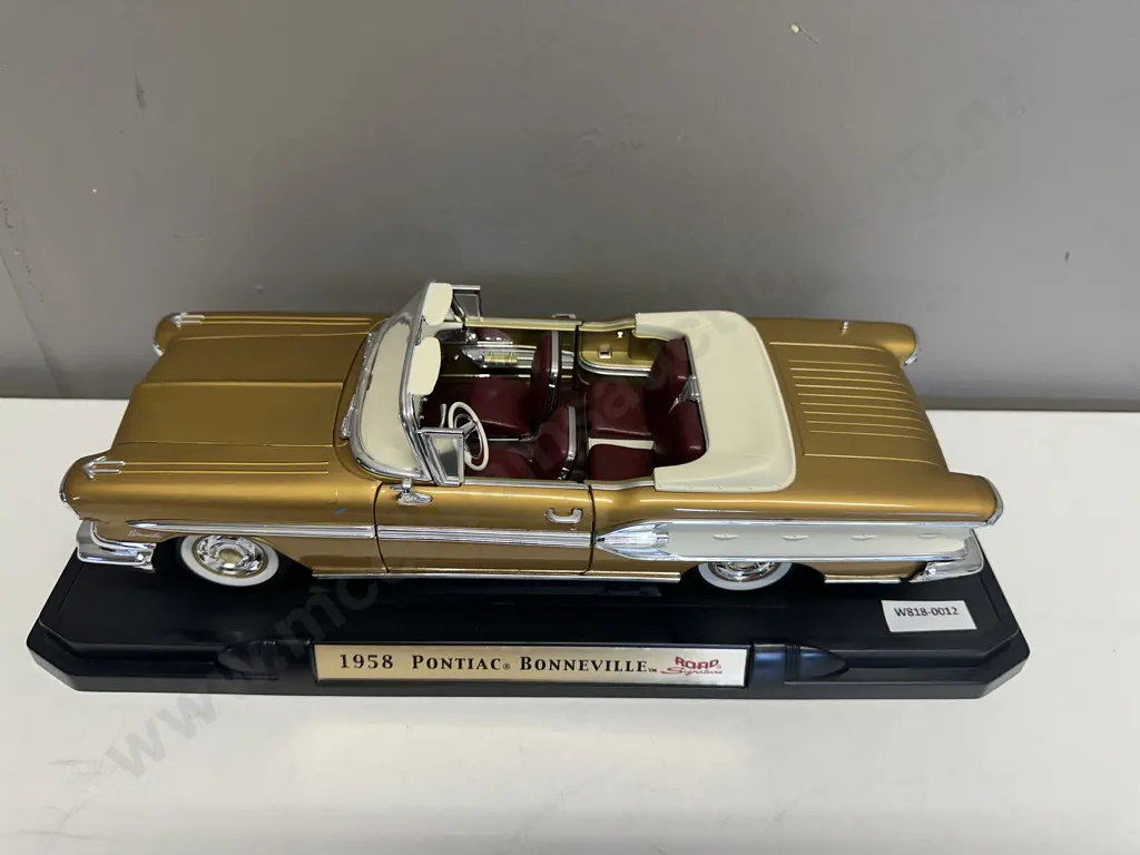 Road Signature Deluxe Edition 1958 Pontiac Bonneville Convertible, Gold,1:18 Scale With Stand Image 1++