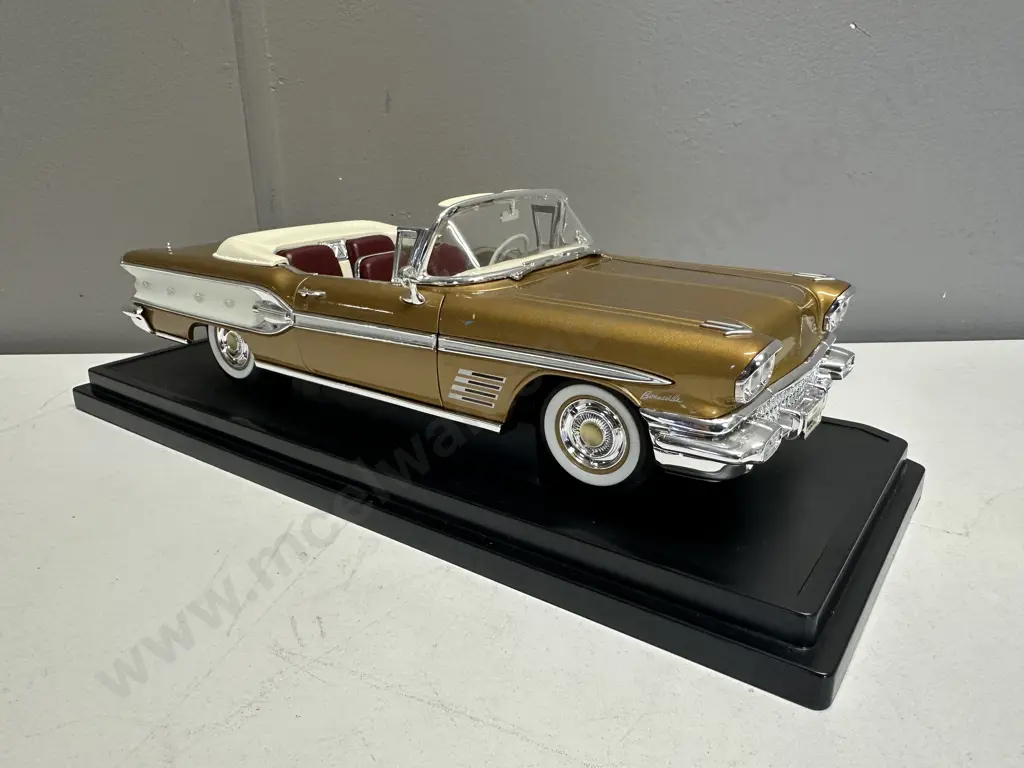 Road Signature Deluxe Edition 1958 Pontiac Bonneville Convertible, Gold,1:18 Scale With Stand Image 1++