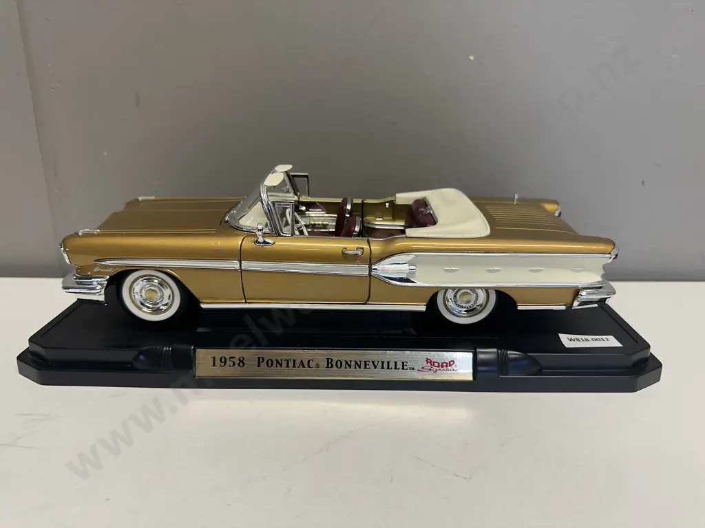 Road Signature Deluxe Edition 1958 Pontiac Bonneville Convertible, Gold,1:18 Scale With Stand Image 1++