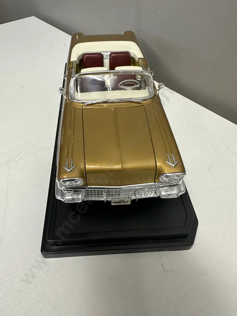 Road Signature Deluxe Edition 1958 Pontiac Bonneville Convertible, Gold,1:18 Scale With Stand Image 1++