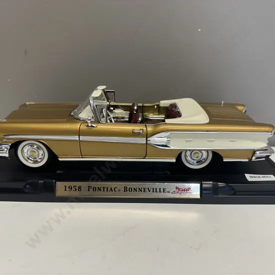 Road Signature Deluxe Edition 1958 Pontiac Bonneville Convertible, Gold,1:18 Scale With Stand