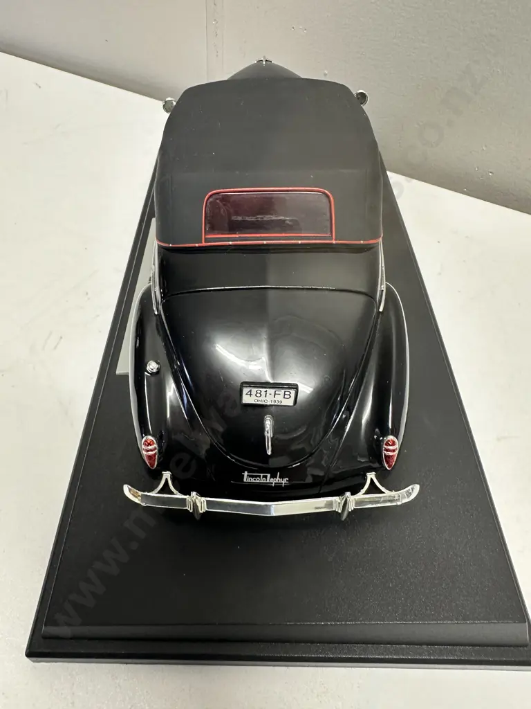 1939 Lincoln Zephyr Diecast Car Model, Black, Signature Models 1:18 Scale With Stand Image 1++