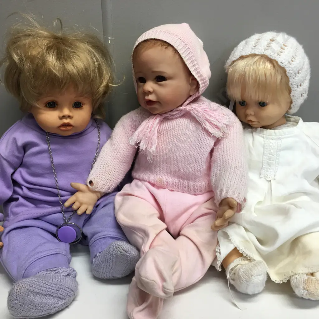 Lot of 3 Dolls Image 1++