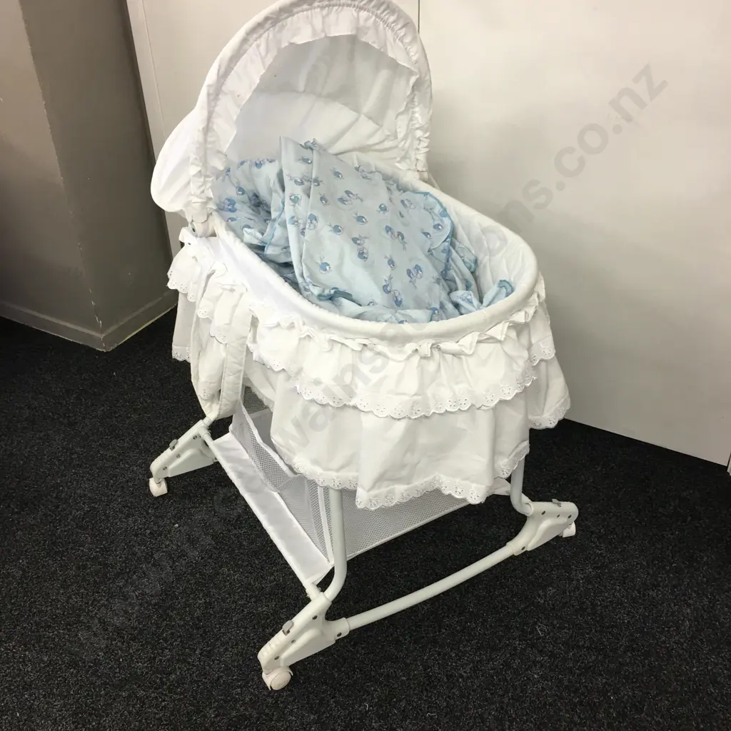 Baby Bassinette & Bedding Image 1++