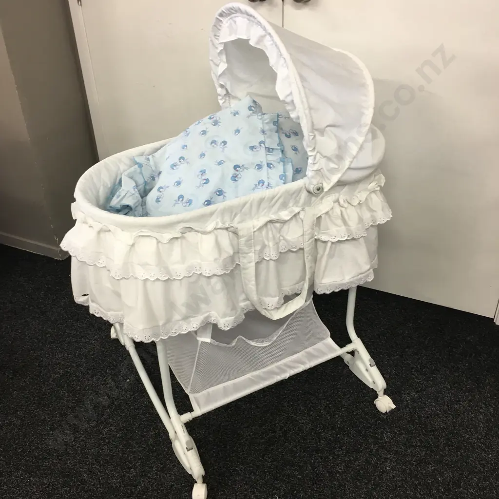 Baby Bassinette & Bedding Image 1++