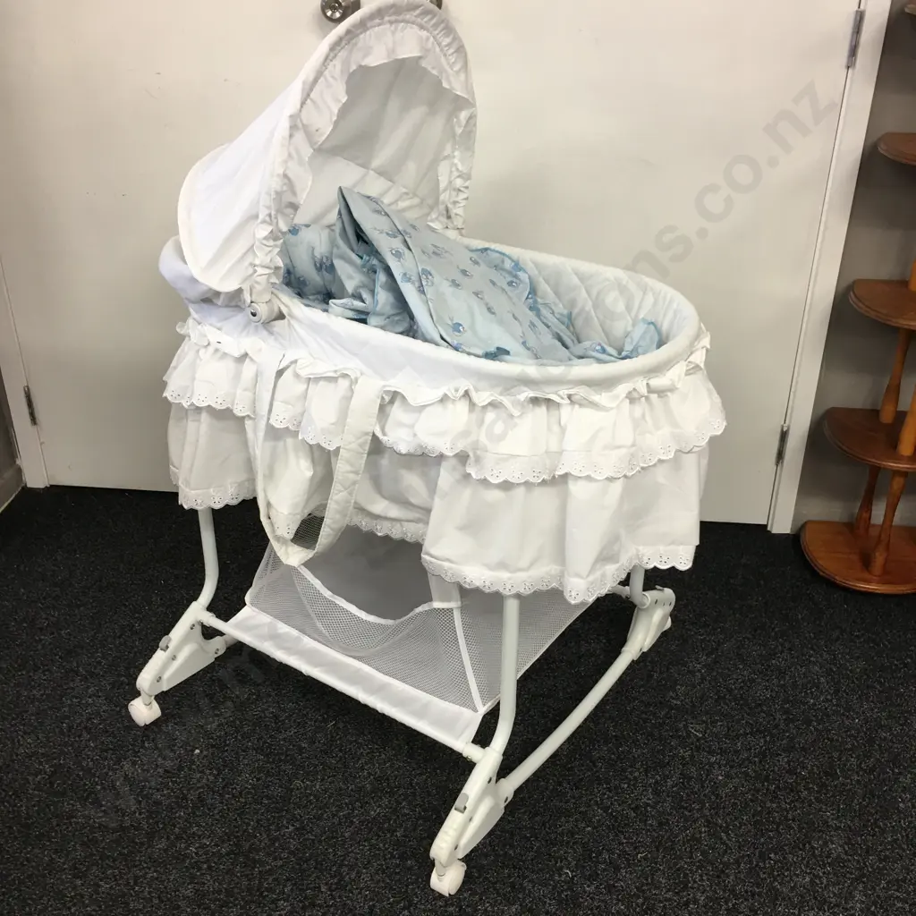 Baby Bassinette & Bedding Image 1++