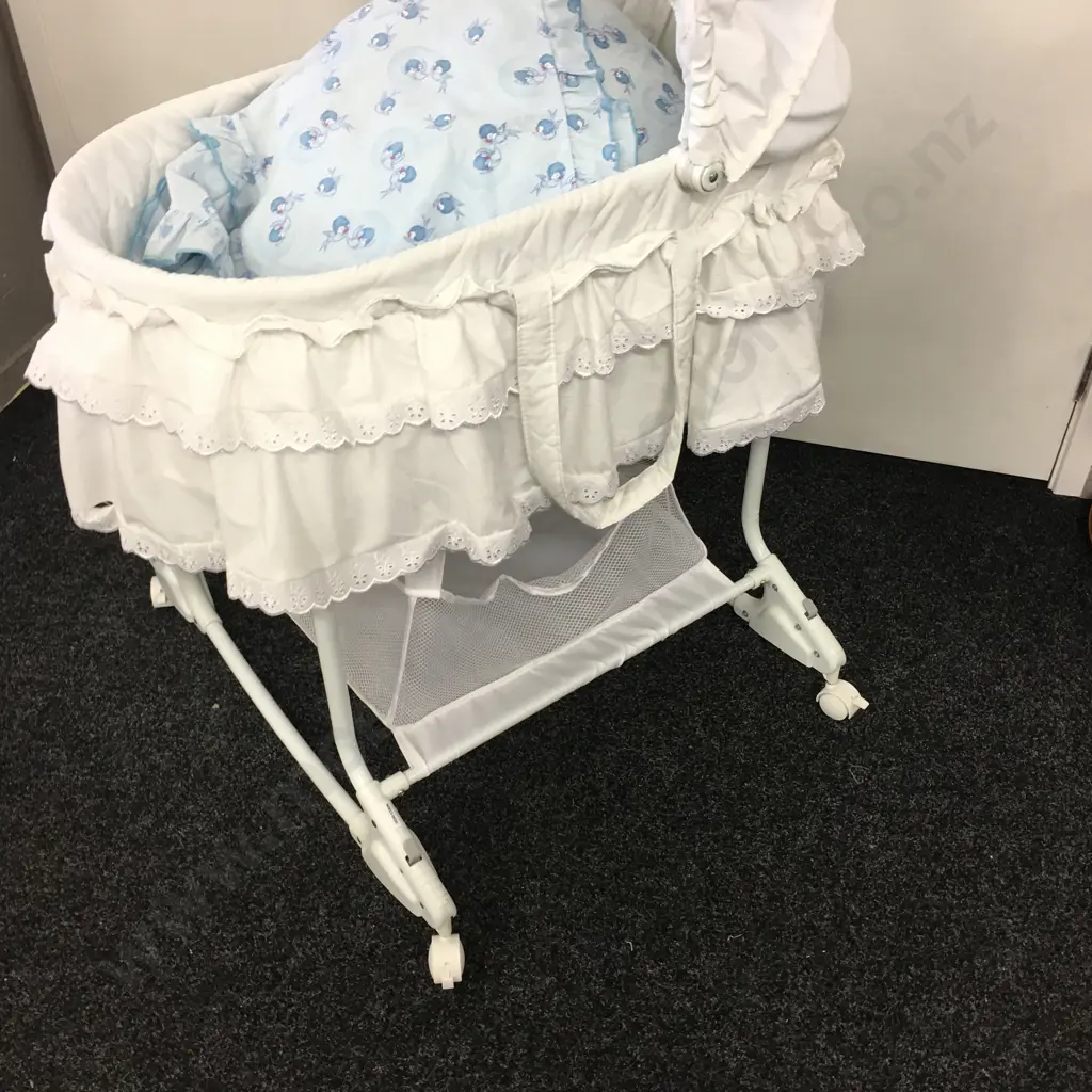 Baby Bassinette & Bedding Image 1++