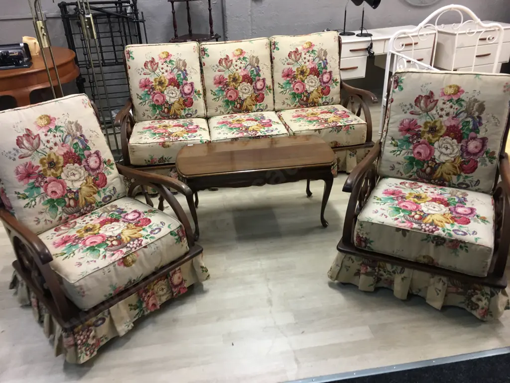 Mid Century Wagon Wheel 3+1+1 Spring Rocker Lounge Suite With a Flower Bouquet Pattern Image 1++