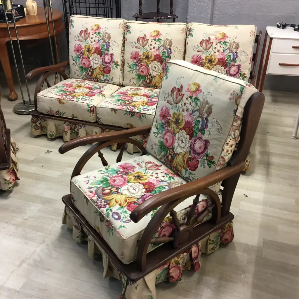 Mid Century Wagon Wheel 3+1+1 Spring Rocker Lounge Suite With a Flower Bouquet Pattern Image 1++