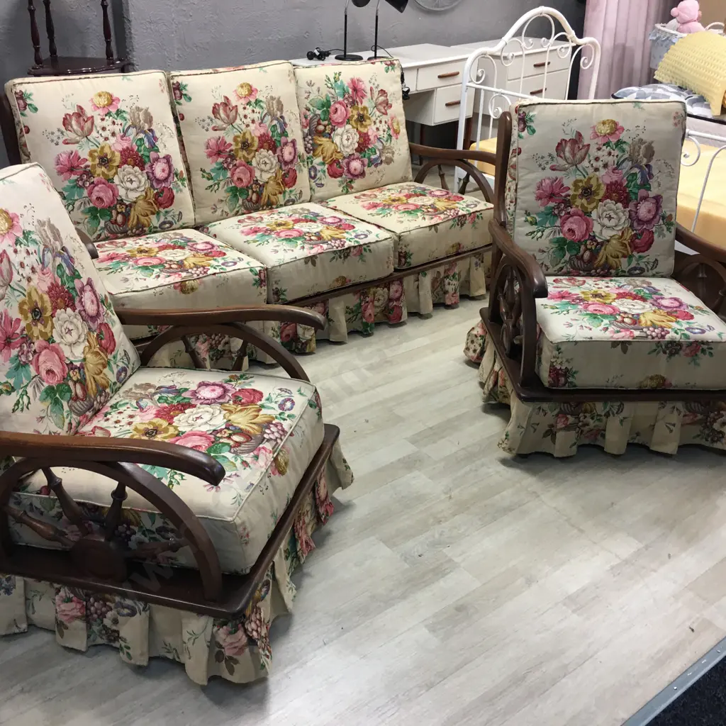 Mid Century Wagon Wheel 3+1+1 Spring Rocker Lounge Suite With a Flower Bouquet Pattern Image 1++