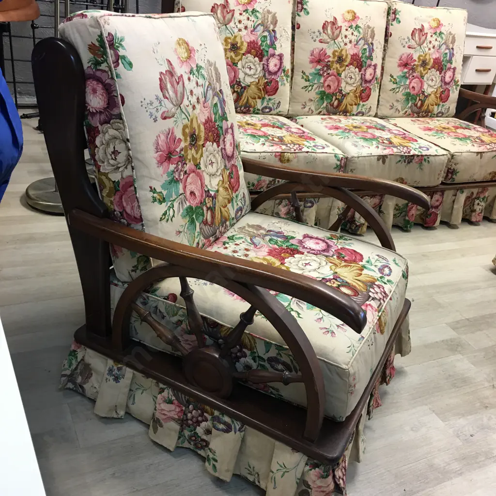 Mid Century Wagon Wheel 3+1+1 Spring Rocker Lounge Suite With a Flower Bouquet Pattern Image 1++