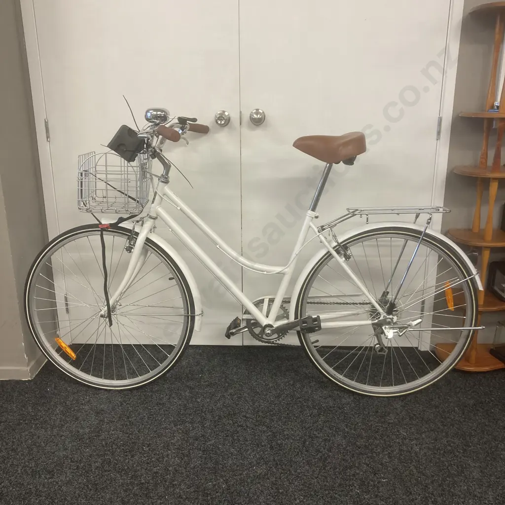 Holland Vintage Cruiser, White With Front Basket Image 1++