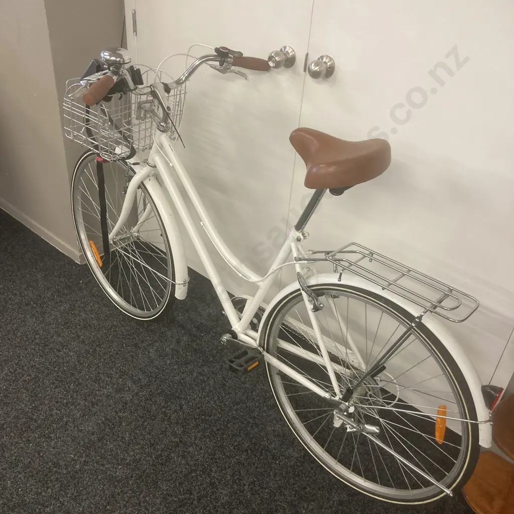Holland Vintage Cruiser, White With Front Basket Image 1++