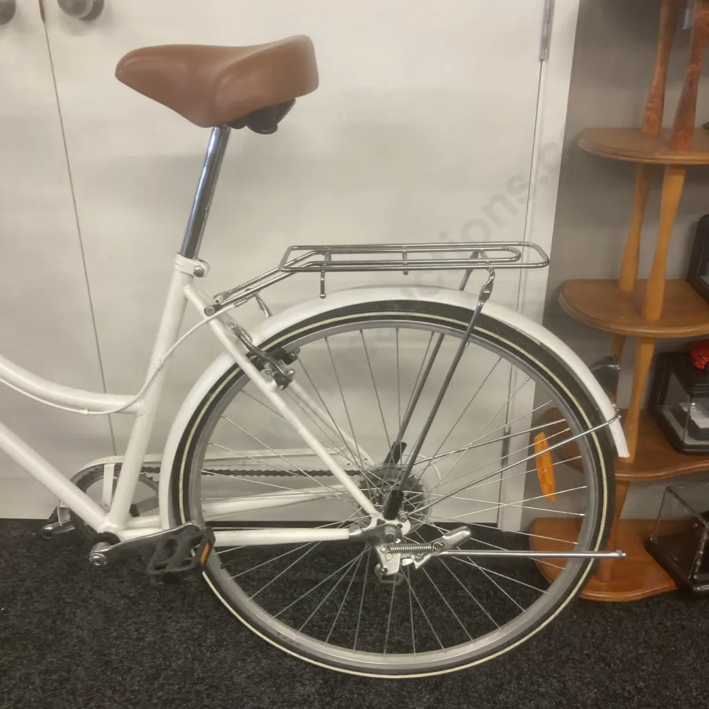 Holland Vintage Cruiser, White With Front Basket Image 1++