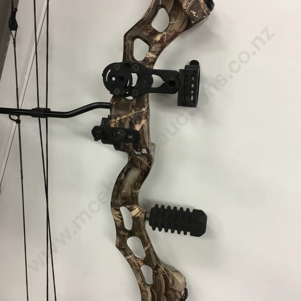 Poe Lang Predator Compound Bow 45-65lbs RH Camo Image 1++