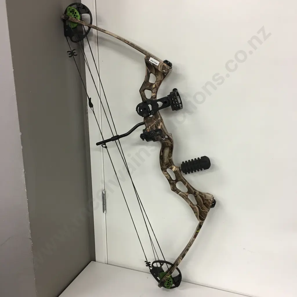 Poe Lang Predator Compound Bow 45-65lbs RH Camo Image 1++