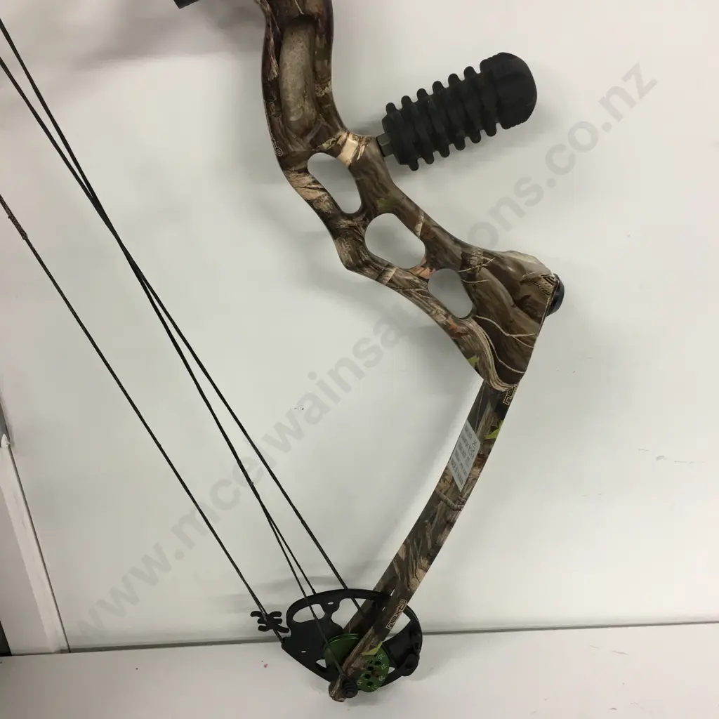 Poe Lang Predator Compound Bow 45-65lbs RH Camo Image 1++