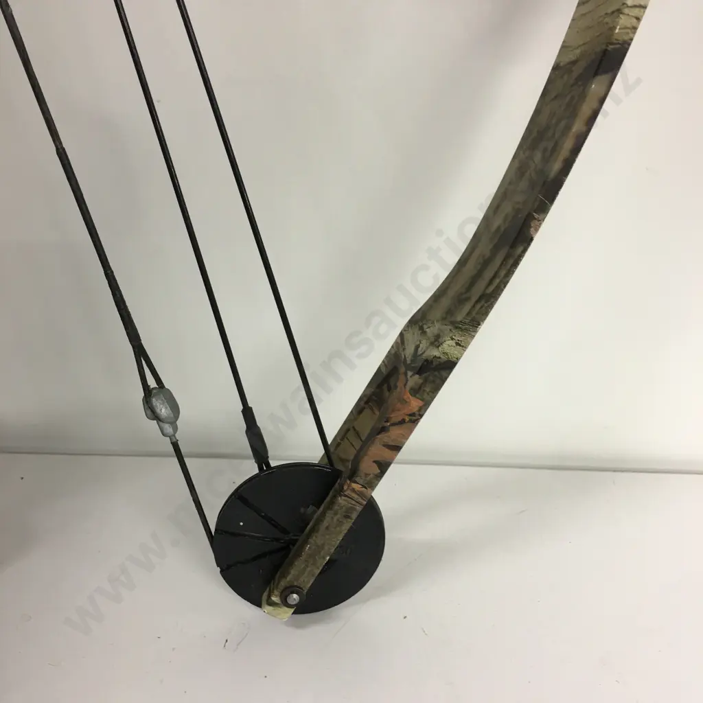 PSE Archery Deer Compound Bow, RH Camo With 3 Arrows & Carrier Image 1++