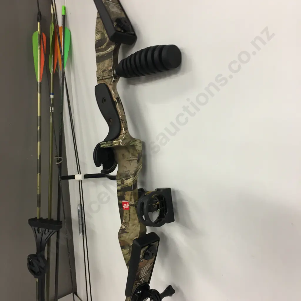 PSE Archery Deer Compound Bow, RH Camo With 3 Arrows & Carrier Image 1++