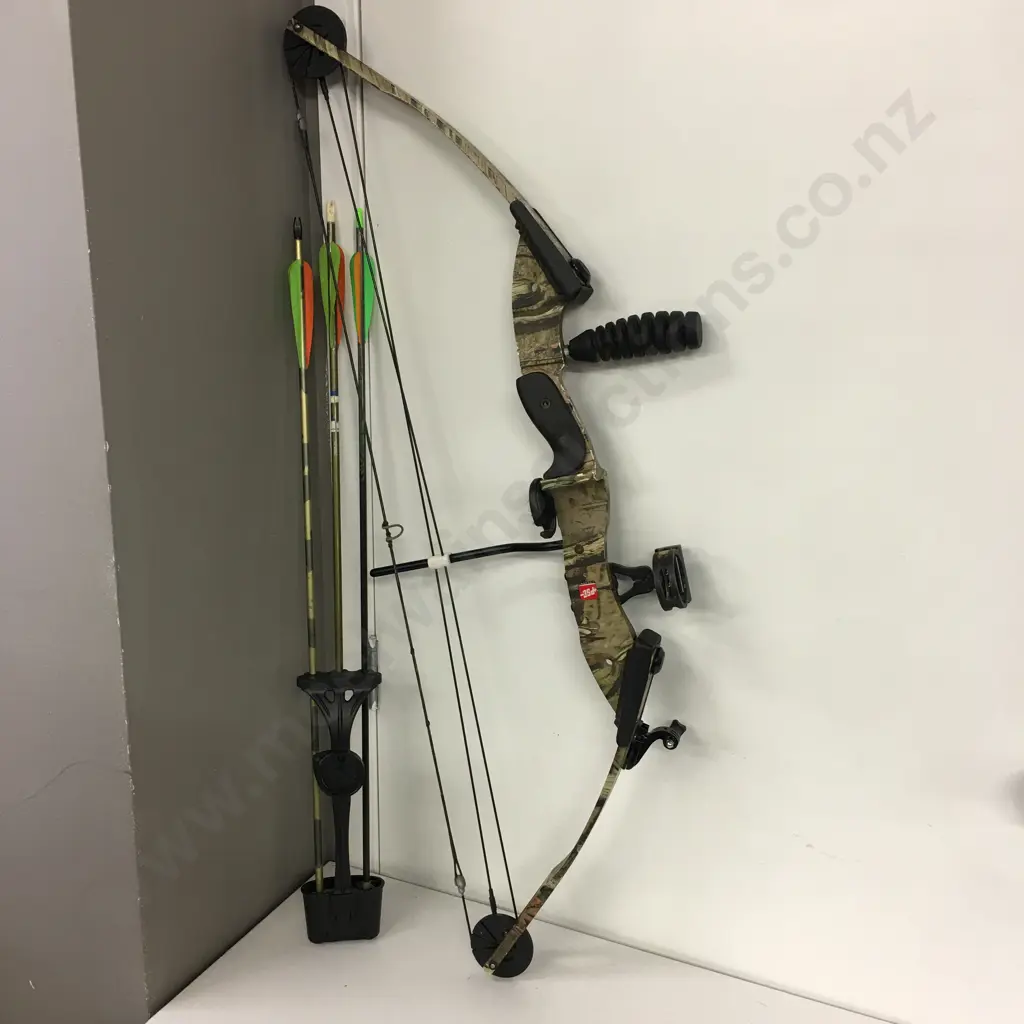 PSE Archery Deer Compound Bow, RH Camo With 3 Arrows & Carrier Image 1++