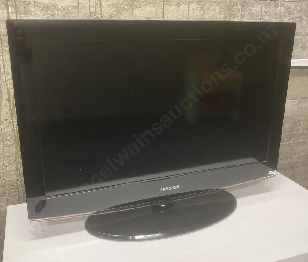 Samsung 32" LCD Tv, Model LA32B450C4M, No Remote Control Image 1++