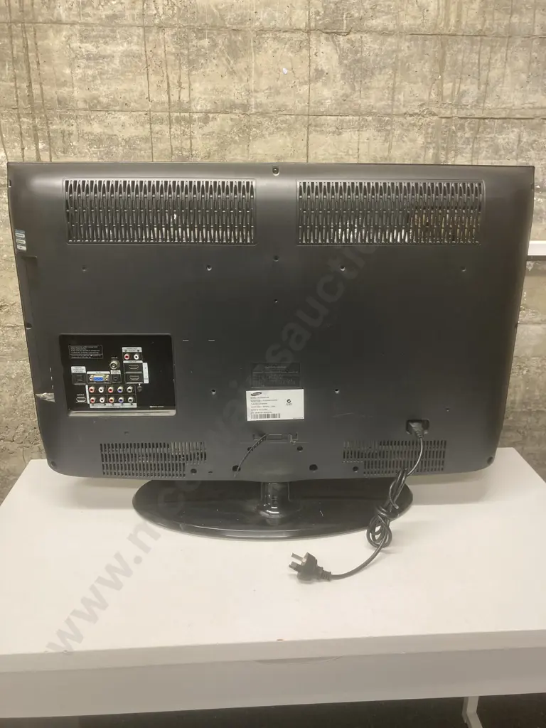 Samsung 32" LCD Tv, Model LA32B450C4M, No Remote Control Image 1++