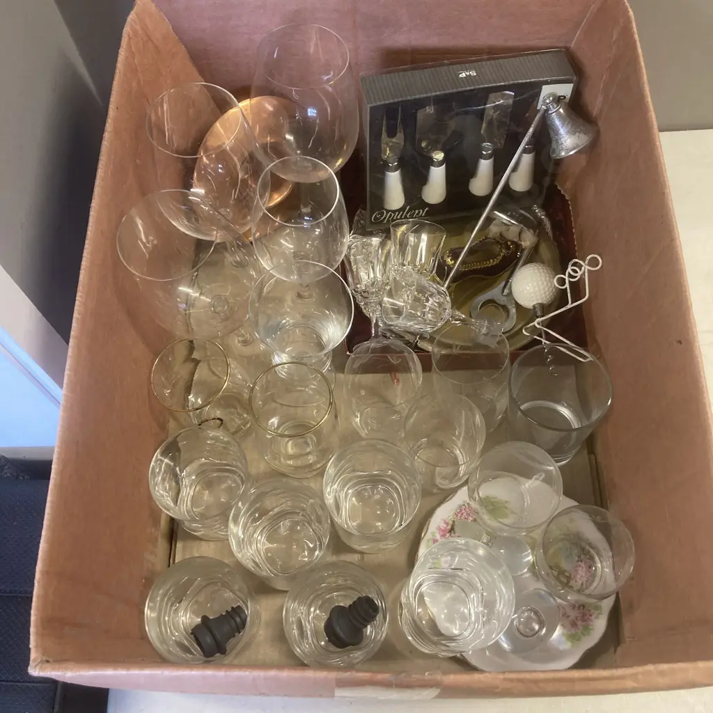 Box Lot Vintage Items, Glassware Etc Image 1++