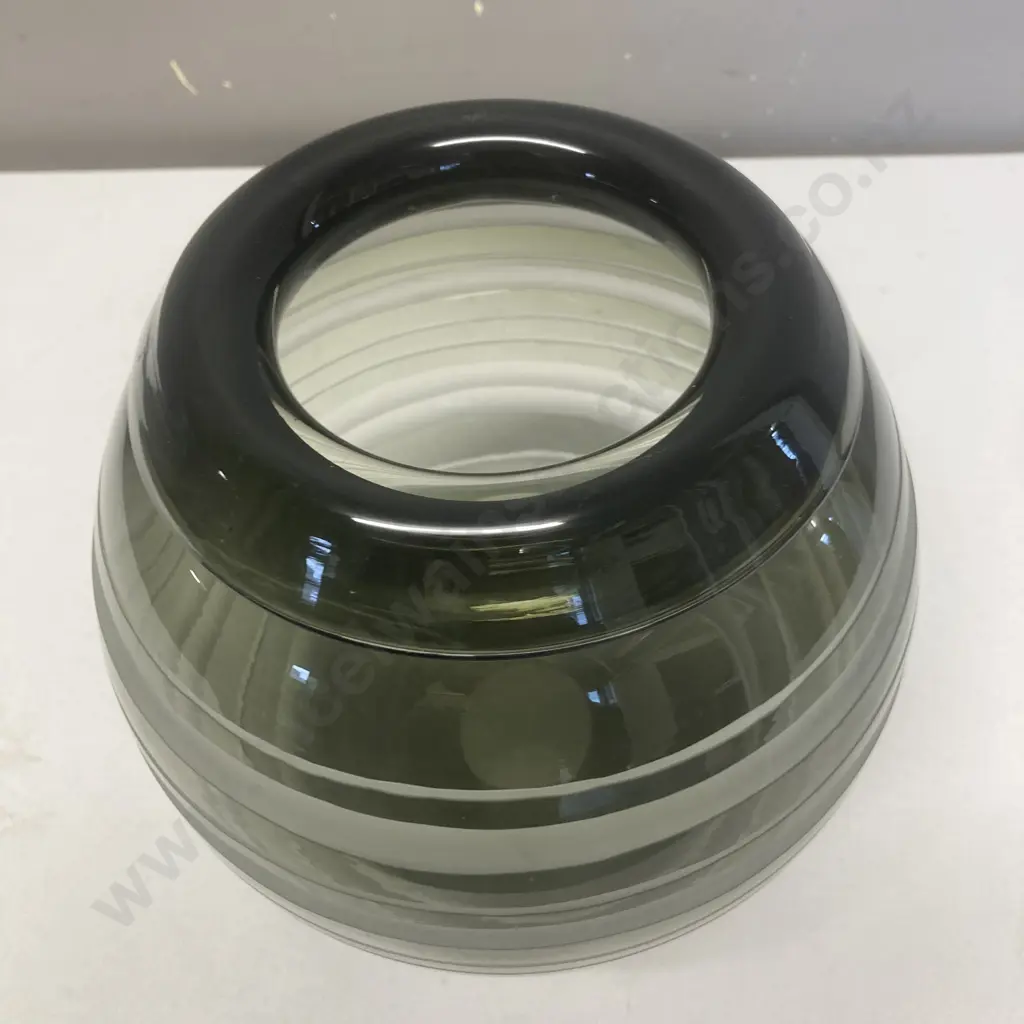 A Stunning Mid Century Glass Bowl, 18 x 18cm Image 1++