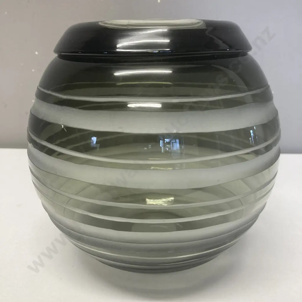 A Stunning Mid Century Glass Bowl, 18 x 18cm Image 1++