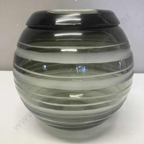 A Stunning Mid Century Glass Bowl, 18 x 18cm