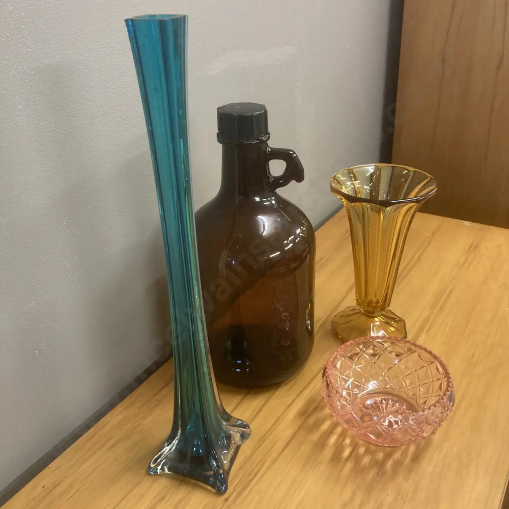 Lot of 4 Coloured Glass Items Image 1++