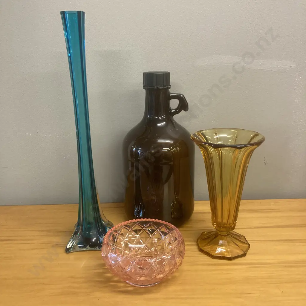 Lot of 4 Coloured Glass Items Image 1++