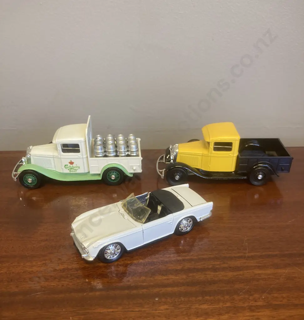 Elicor Diecast 1:43 1932 Ford Carlsberg Beer, Triumph T R 5 & 1932 Ford Pick-up Yellow & Black Image 1++