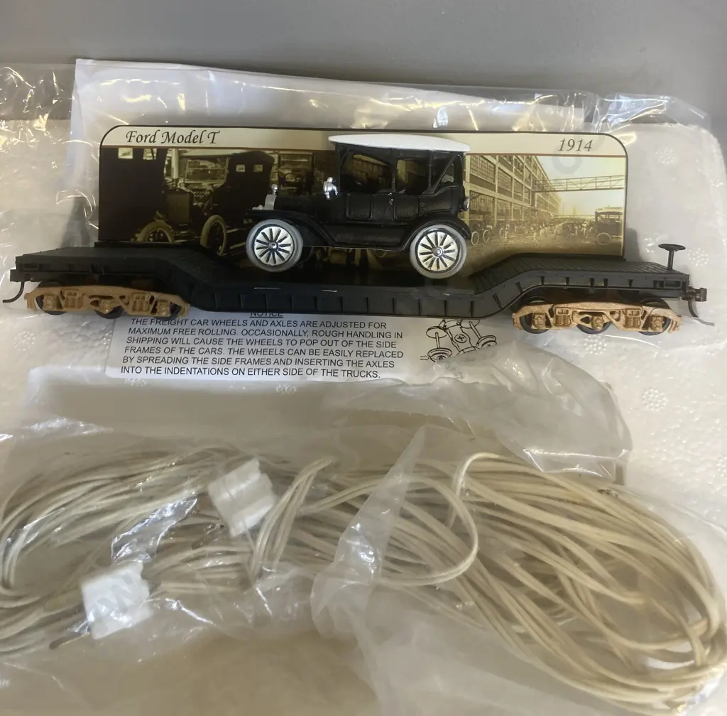Bradford Exchange Hawthorne Village HO Scale Ford Model T Roadster Car & Flatcar With a Controller / Wallpack Image 1++