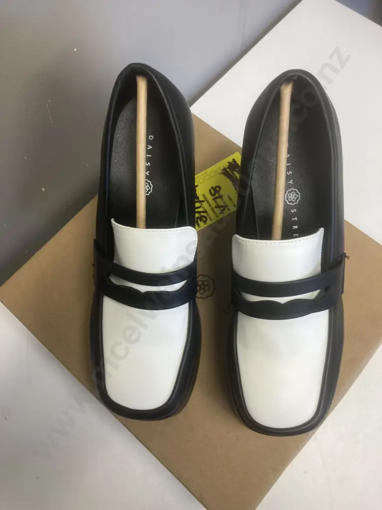 New Daisy Street Exclusive Platform Heeled Loafers In Monochrome, Sz UK5, EU38, Black Image 1++