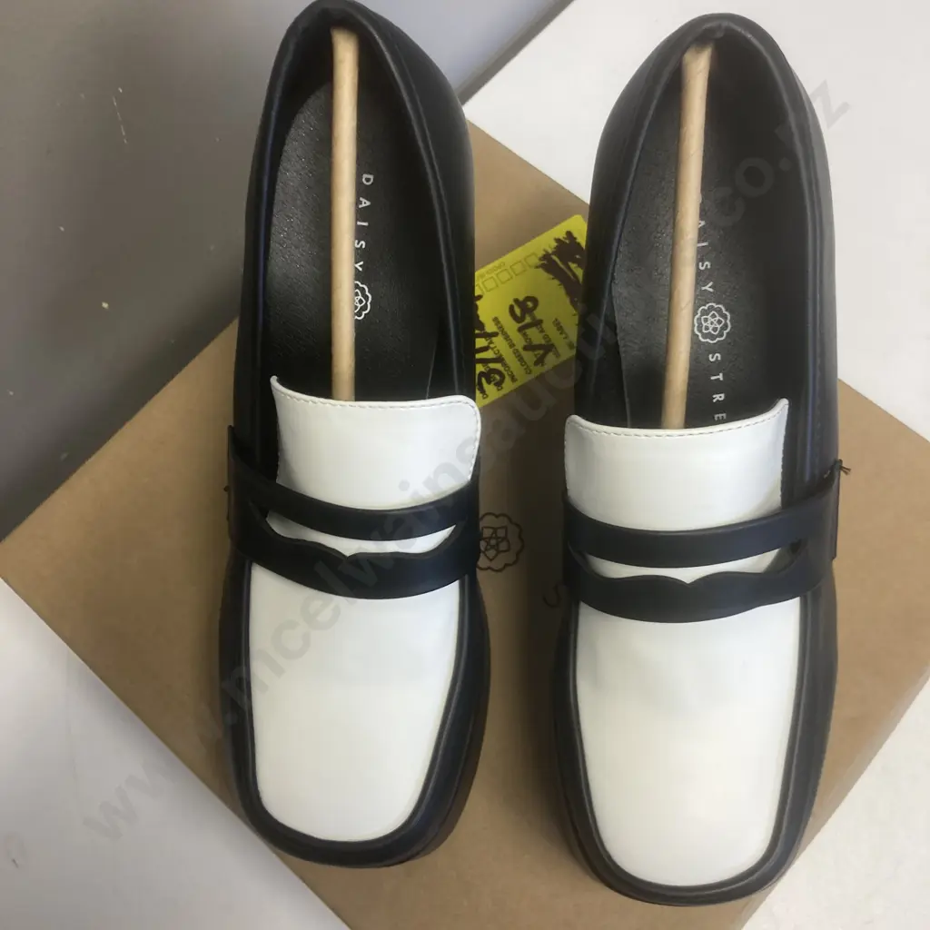 New Daisy Street Exclusive Platform Heeled Loafers In Monochrome, Sz UK5, EU38, Black Image 1++