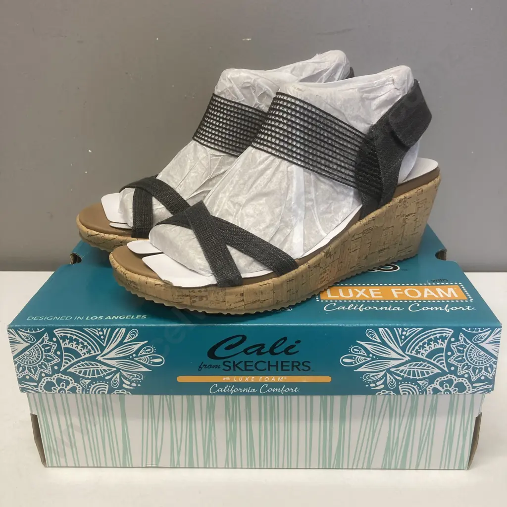 New Skechers Beverlee Wedge Casual Outing, Black, Sz UK6, USA 9 Image 1++