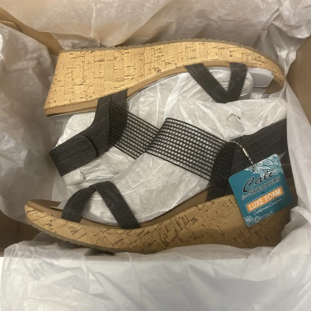 New Skechers Beverlee Wedge Casual Outing, Black, Sz UK6, USA 9 Image 1++