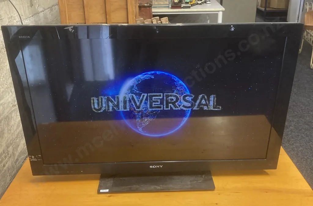 Sony 40" LCD Digital TV With Remote Control, Model 40CX520 Image 1++