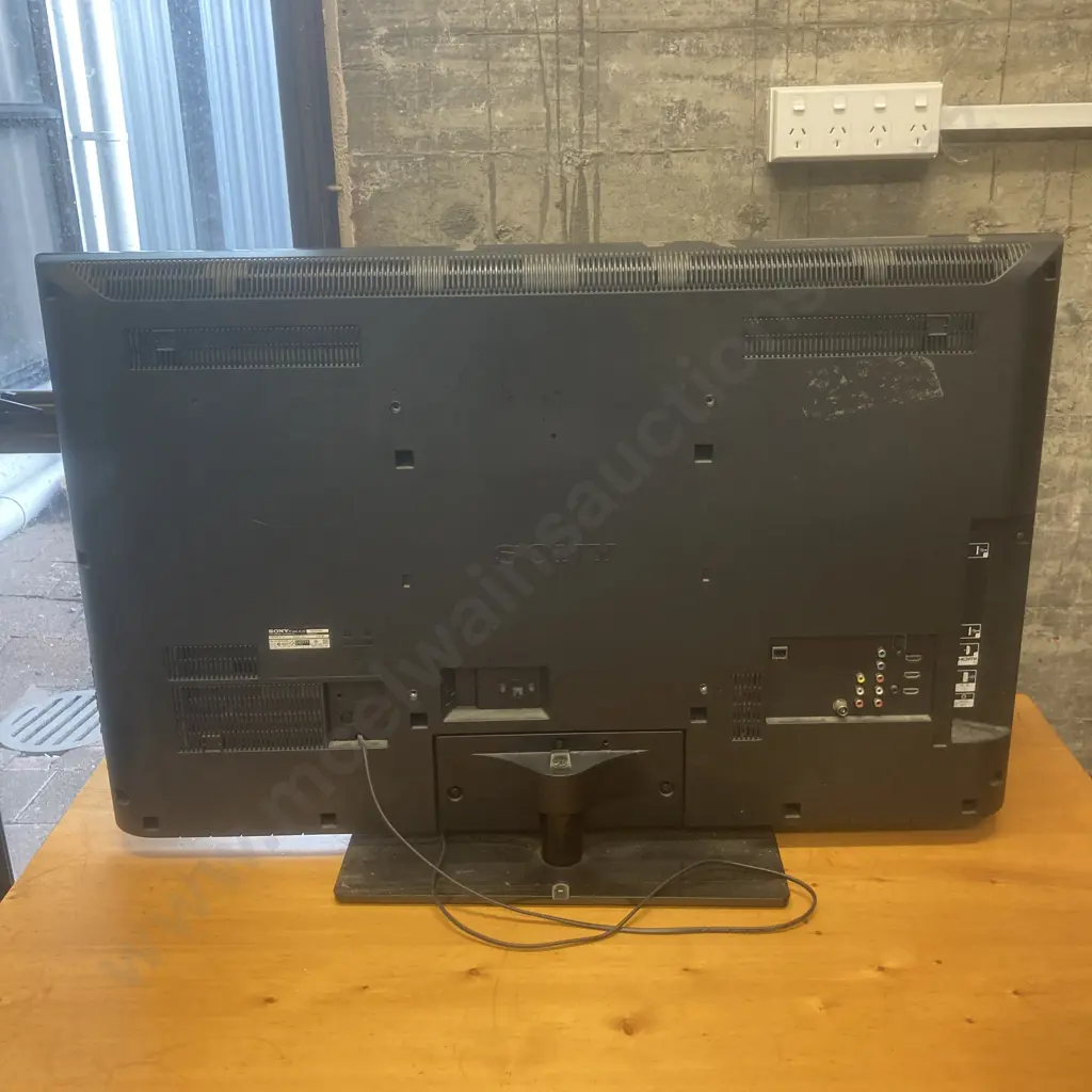 Sony 40" LCD Digital TV With Remote Control, Model 40CX520 Image 1++