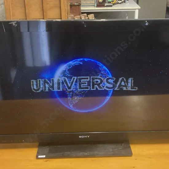 Sony 40" LCD Digital TV With Remote Control, Model 40CX520