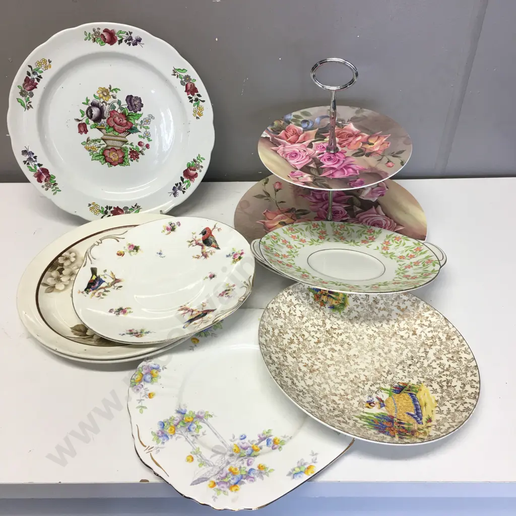 Selection of Cake Plate & Crown Lynn Dinner Plates x 2 Image 1++