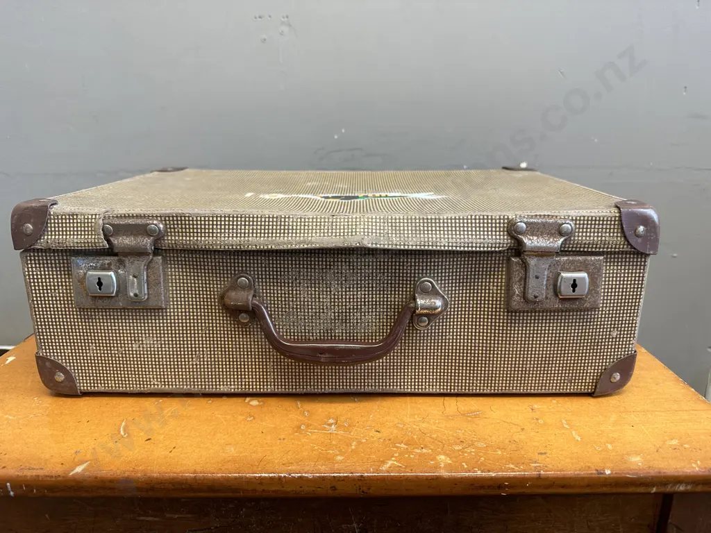 Vintage Suitcase H15cm, W46cm, D31cm. Image 1++