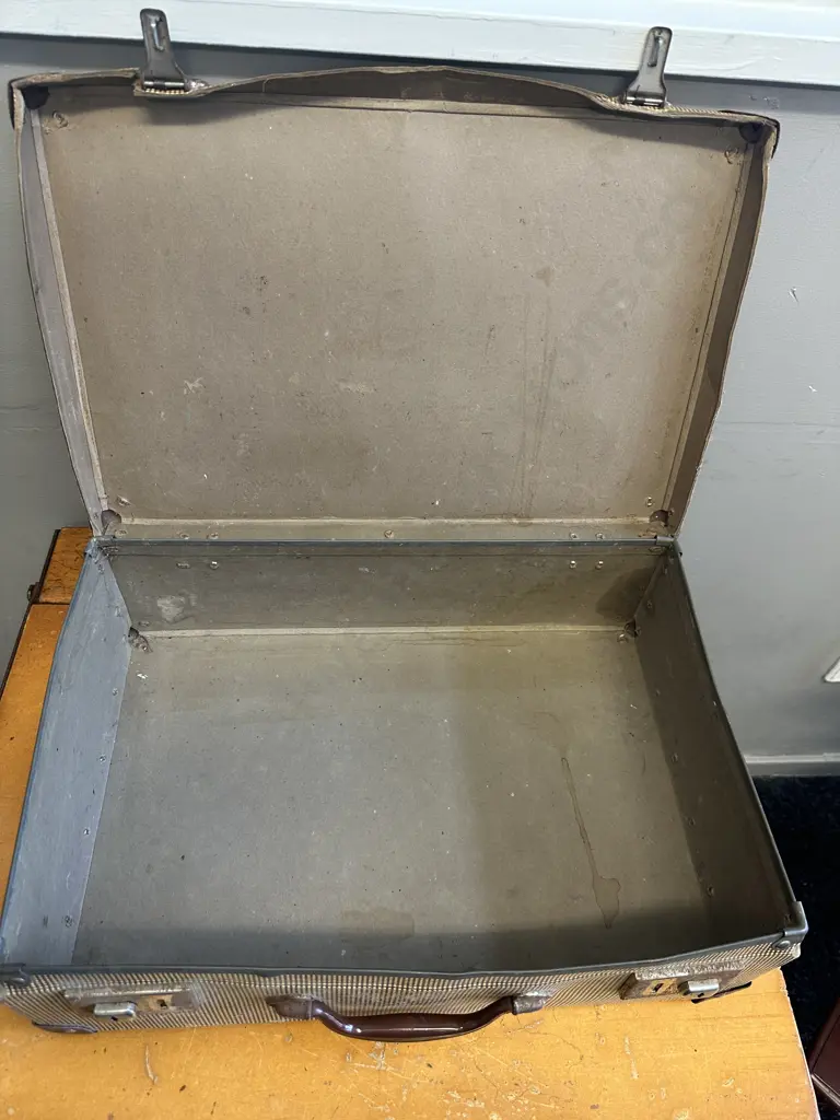 Vintage Suitcase H15cm, W46cm, D31cm. Image 1++