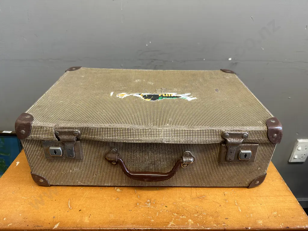 Vintage Suitcase H15cm, W46cm, D31cm. Image 1++