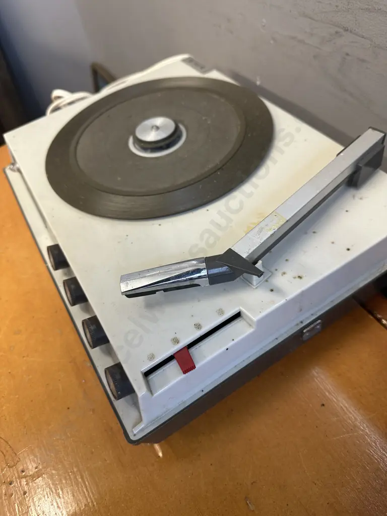 Vintage Retro Stereo / Record Player (Not Working) Image 1++