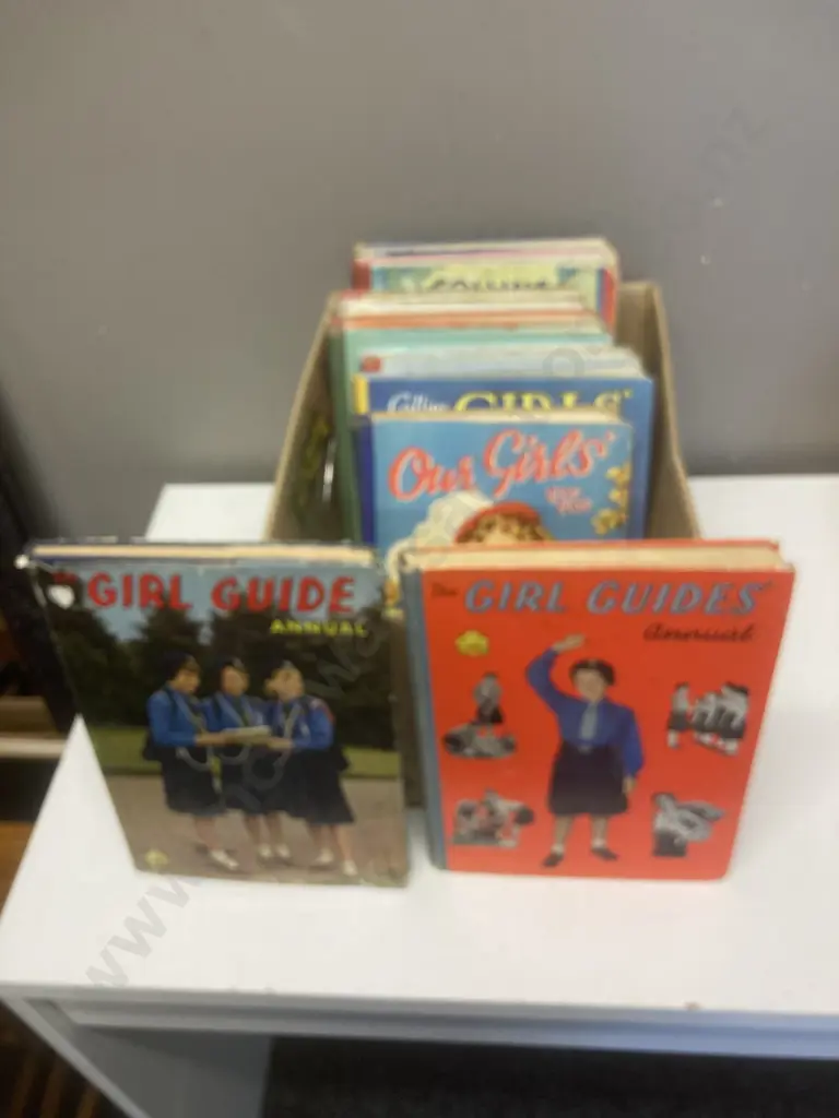 Box lot Vintage Books, Girl Guide Annuals, Childrens Annual Etc Image 1++