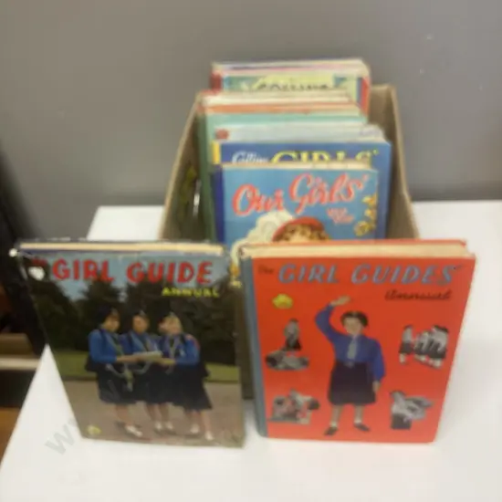 Box lot Vintage Books, Girl Guide Annuals, Childrens Annual Etc
